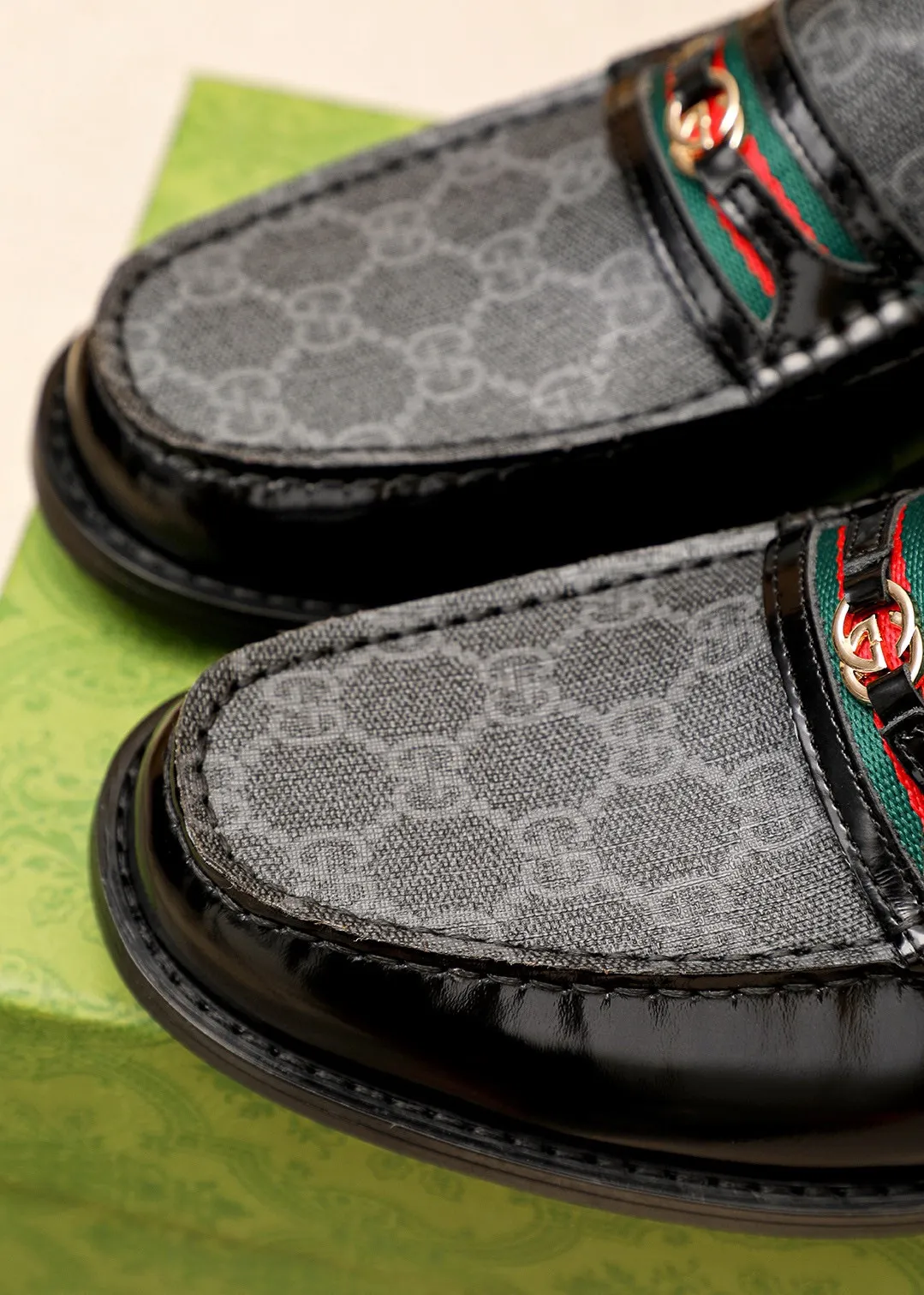 Men's shoes 💰460 💐 Product trademark: GUCCI "Gucci" casual leather shoes Regular size: 38-44 (45🉑️customized) Product materials: Selected imported first-layer open-edge beaded cowhide leather upper + luxury hardware buckle, imported water-dyed cowhide leather lining. Strong three-dimensional visual effect, original combination outsole Color: 2⃣️colors available
